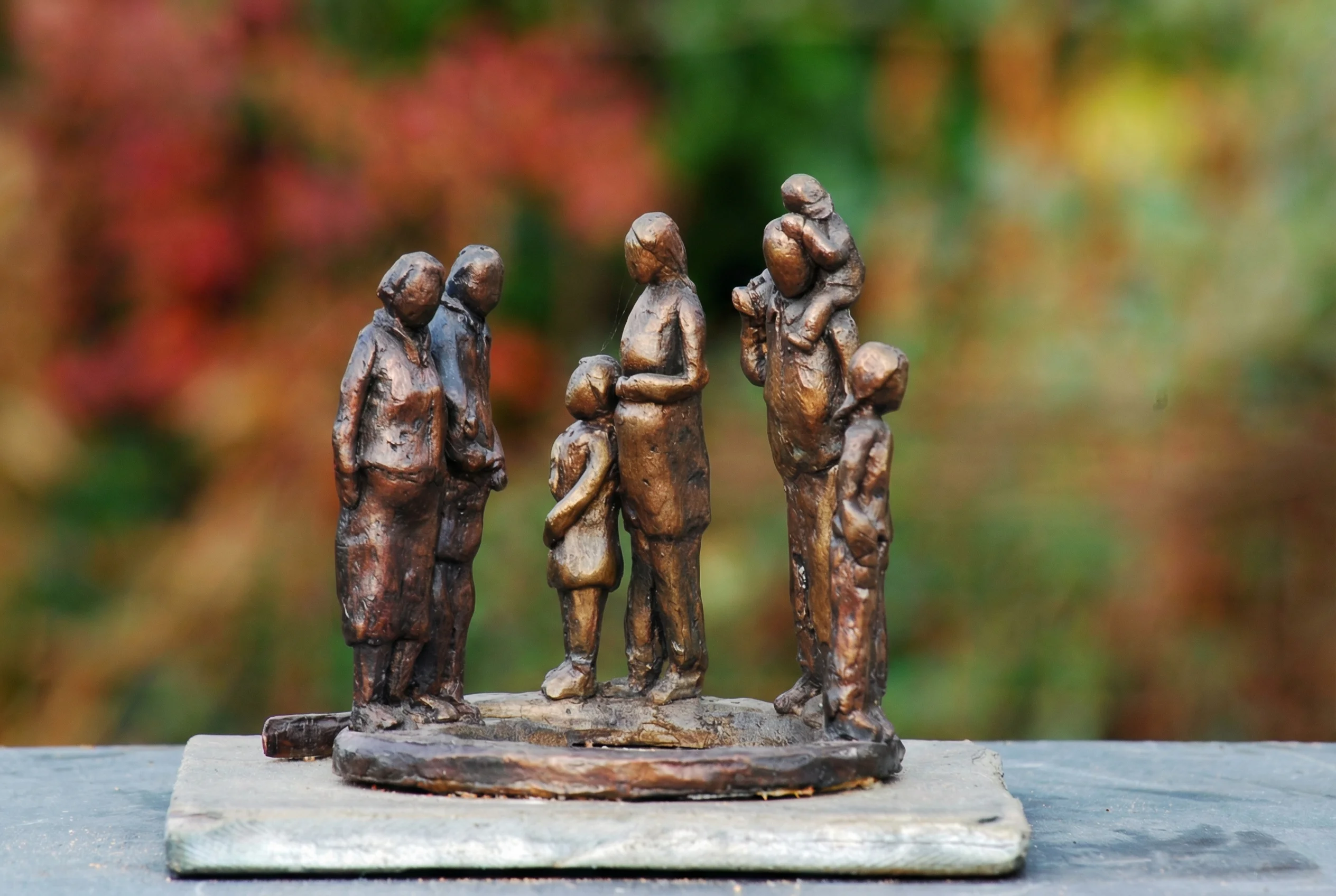 Levensloop, een handgemaakt bronzen beeld van mensenengroepen door Jet Heusinkveld, Aalten