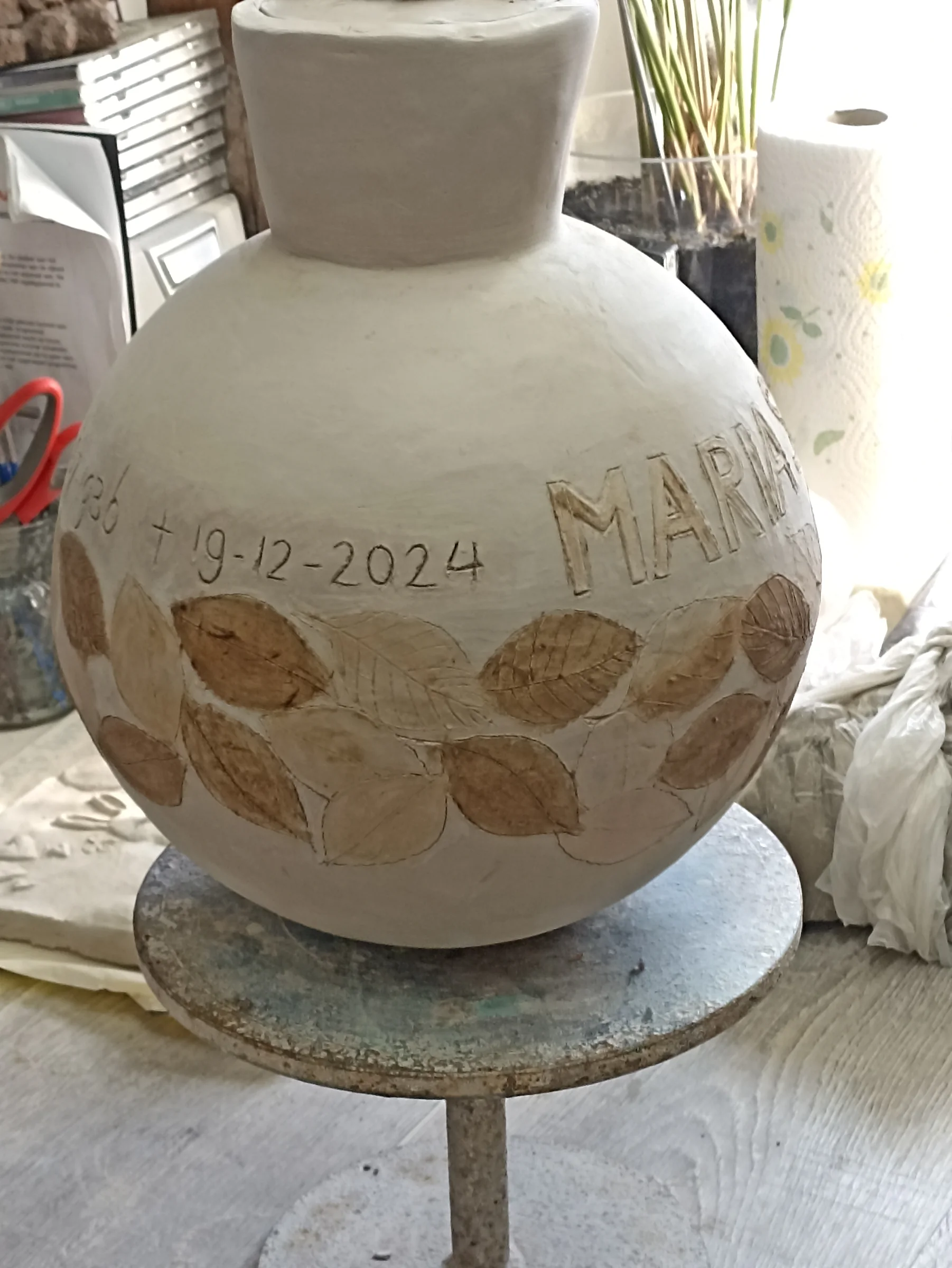 Natuurlijke gedenkbeelden en urnen van Jet