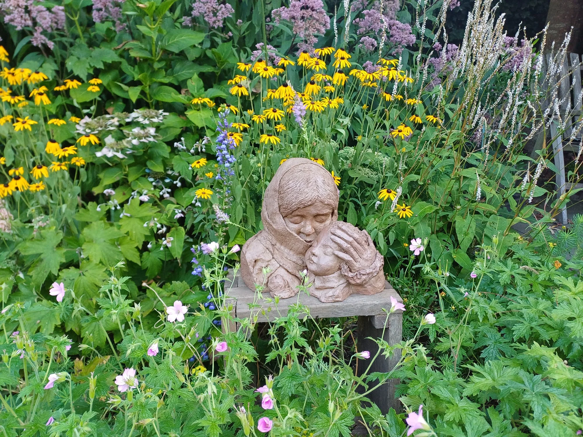 Natuurlijke gedenkbeelden en urnen van Jet