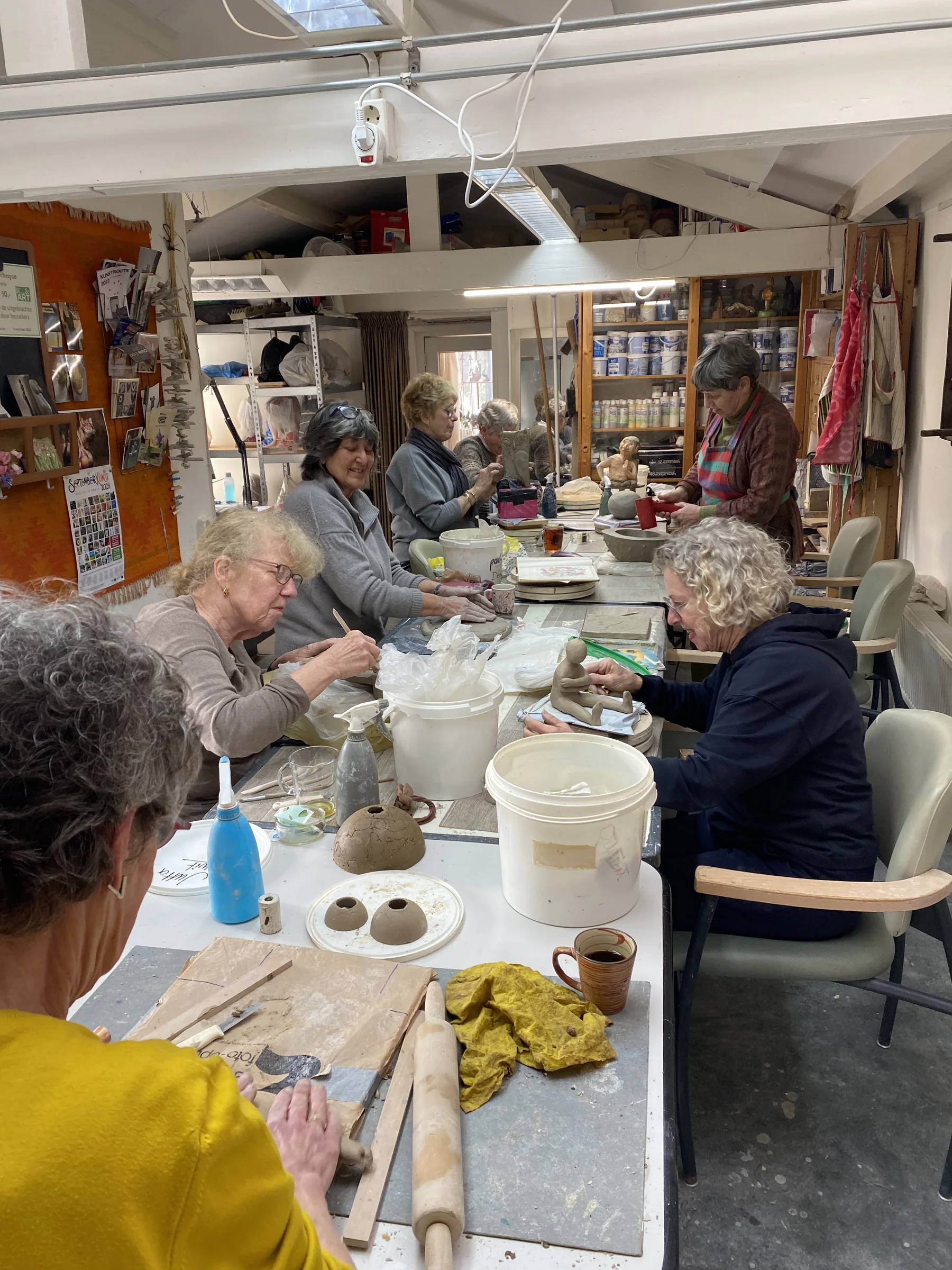 Sfeerimpressie van een workshop beeldhouwen en boetseren in het atelier in de Achterhoek