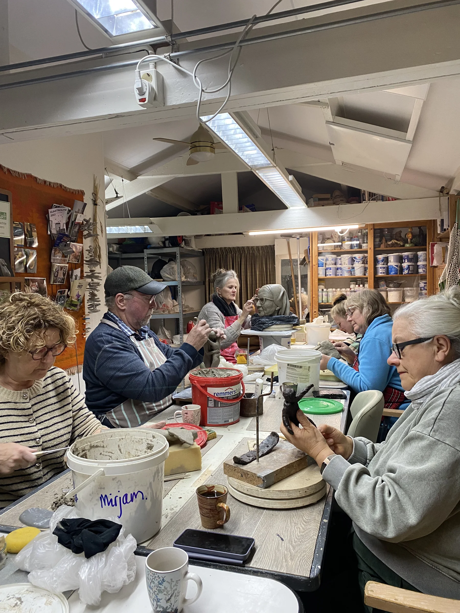Sfeerimpressie van een workshop beeldhouwen en boetseren in het atelier in de Achterhoek